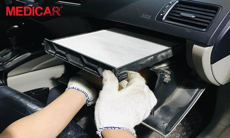 Thay lọc gió điều hòa giúp loại bỏ nguyên nhân gây mùi hôi xe ô tô