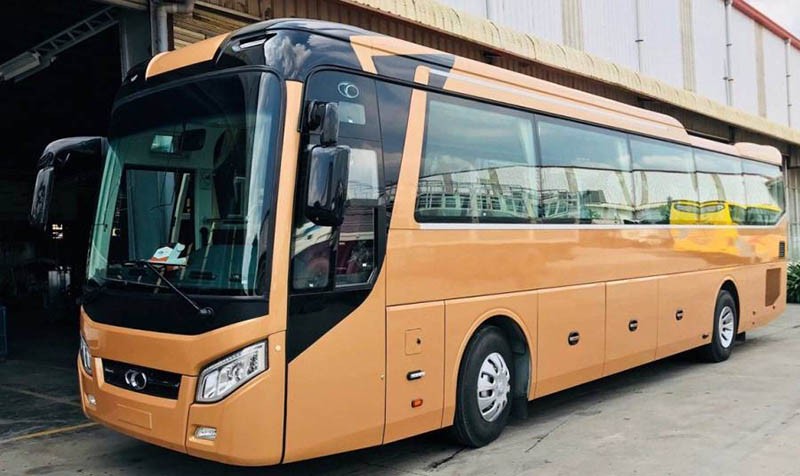 Xe khách màu đỏ đang chạy