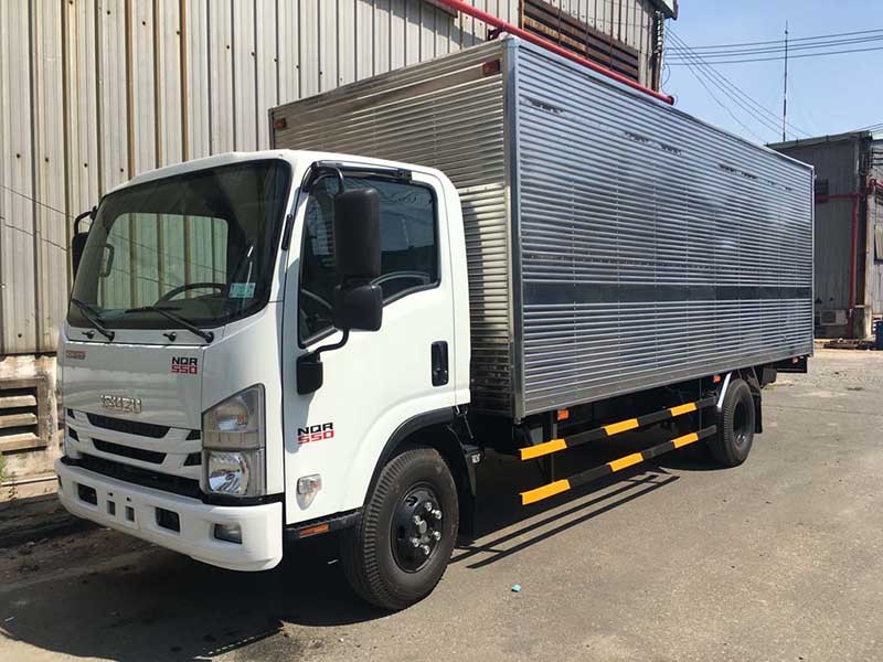 Một hàng xe tải đang đậu