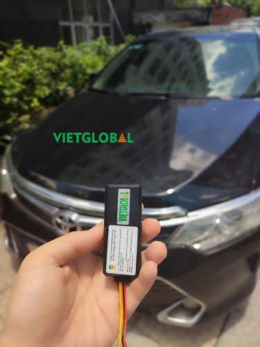 Kỹ thuật viên thực hiện lắp đặt định vị xe ô tô chuyên nghiệp