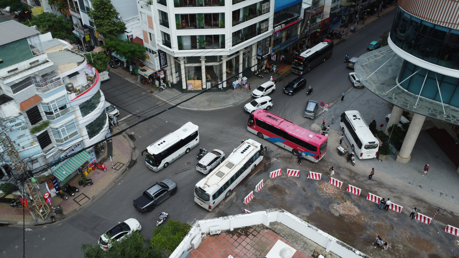 Cảnh ùn tắc giao thông tại ngã tư Nguyễn Thị Minh Khai - Tô Hiến Thành Nha Trang với sự góp mặt của xe khách trên 29 chỗ