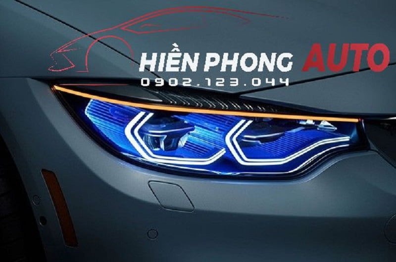 Cận cảnh cụm đèn pha LED hiện đại của xe ô tô, thể hiện lợi ích nâng cấp hệ thống chiếu sáng