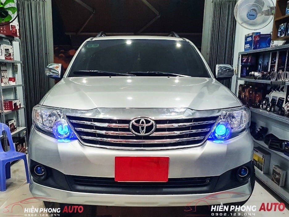 Xe ô tô được độ đèn LED sáng rõ trên đường vào ban đêm, minh họa chủ đề độ đèn xe ô tô có bị phạt không