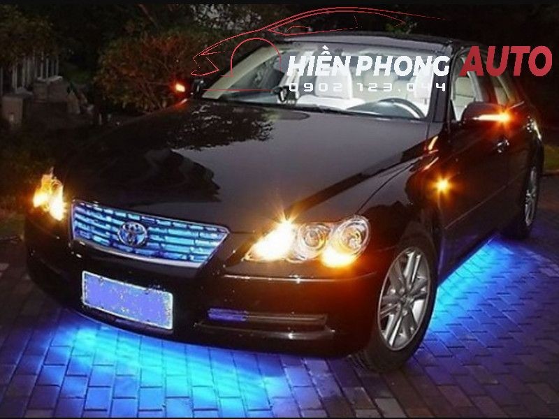 Xe ô tô đang được kiểm tra hệ thống đèn pha, nhấn mạnh việc độ đèn xe ô tô phải tuân thủ quy định để không bị phạt
