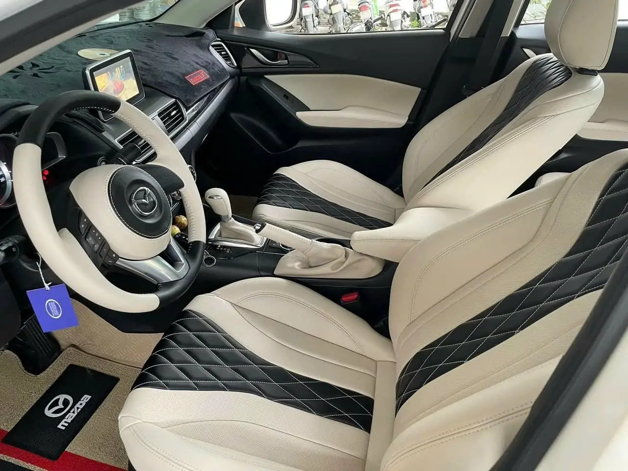 Nội thất xe ô tô Mazda 3 được bọc ghế da mới màu nâu sang trọng