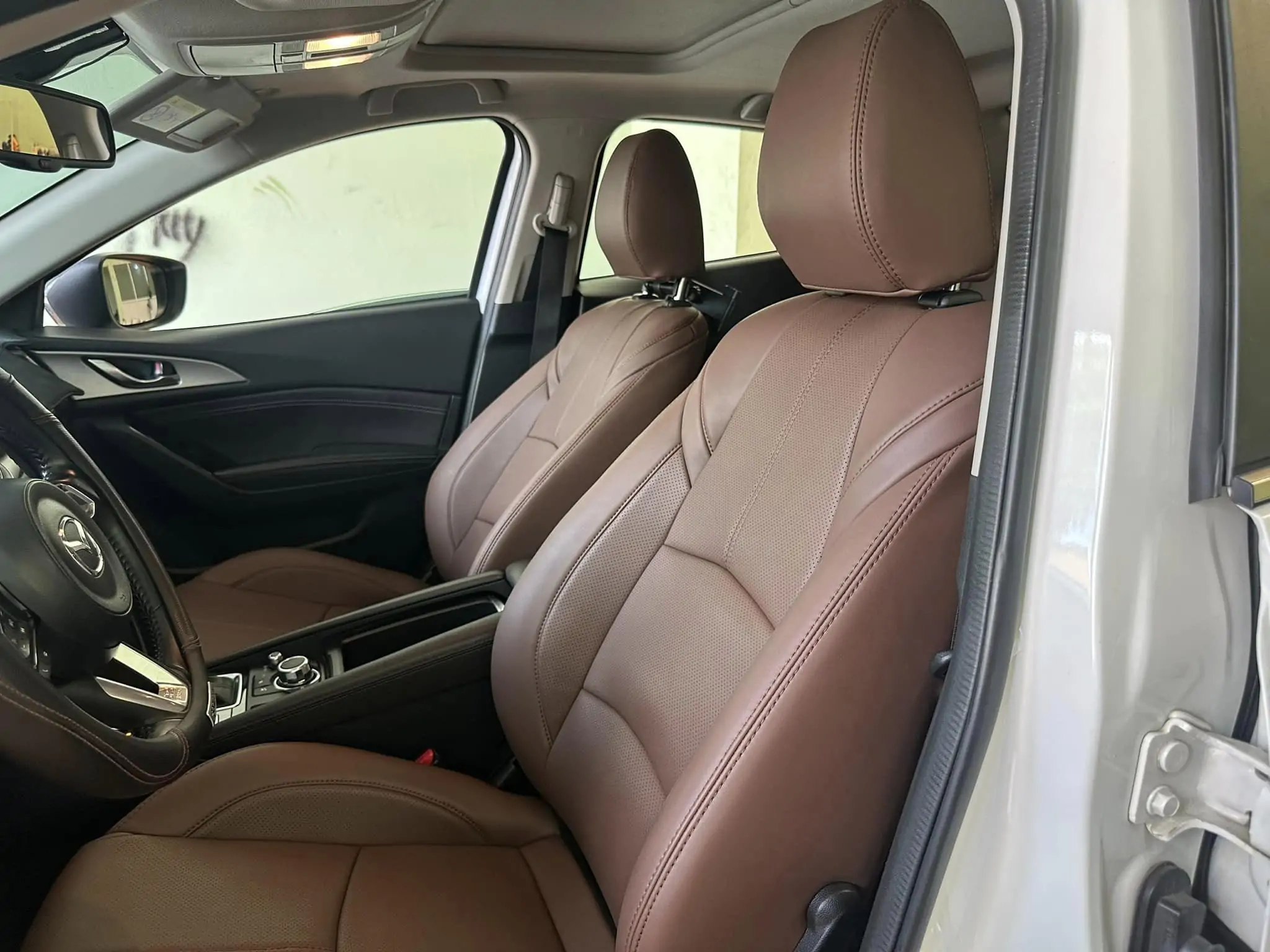 Tùy chọn màu sắc bọc ghế da phù hợp phong thủy cho xe ô tô Mazda 3