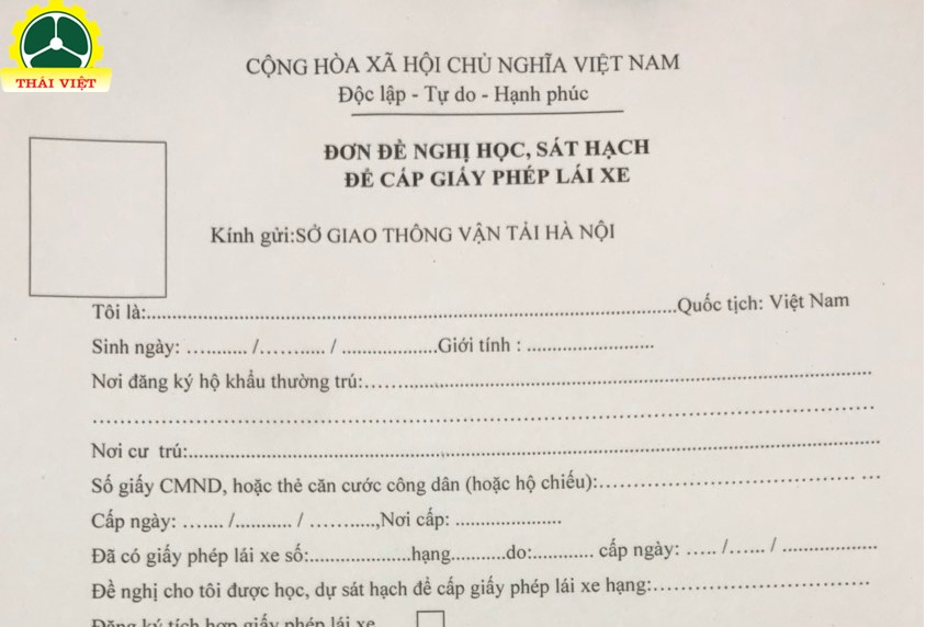Mẫu đơn đăng ký học lái xe ô tô và bút hướng dẫn điền thông tin