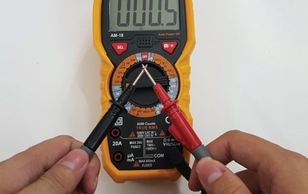 Kiểm tra hoạt động của đồng hồ vạn năng trước khi đo cầu chì