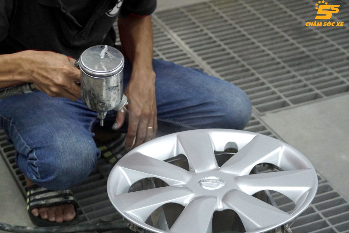 Kỹ thuật viên thực hiện công đoạn làm đồng sơn trên thân xe ô tô