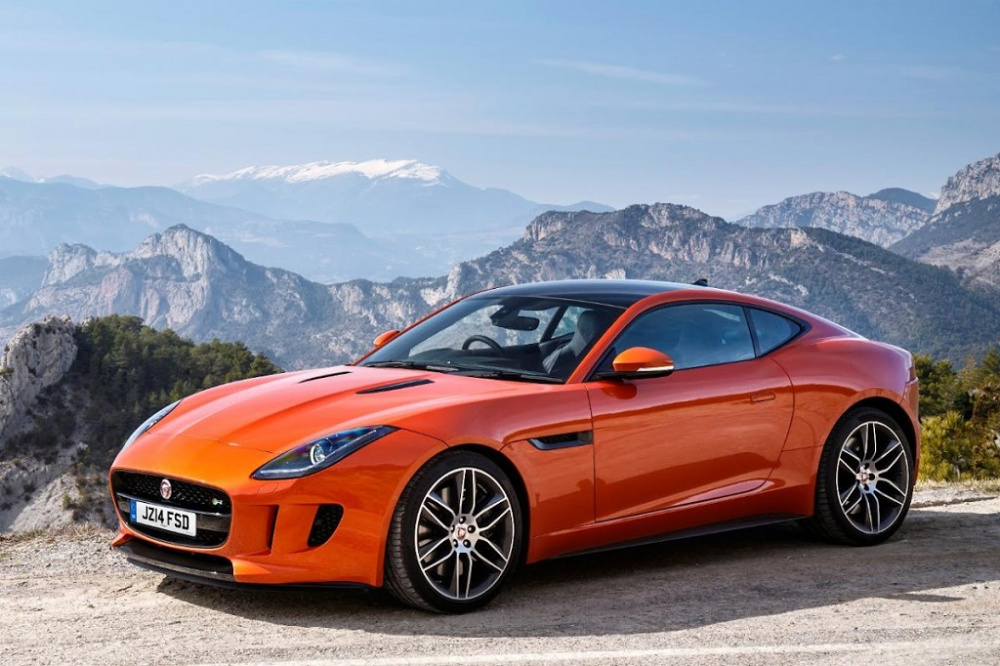 Xe Coupe thể thao 2 cửa với mui xe dốc về phía sau, biểu tượng của thiết kế coupe