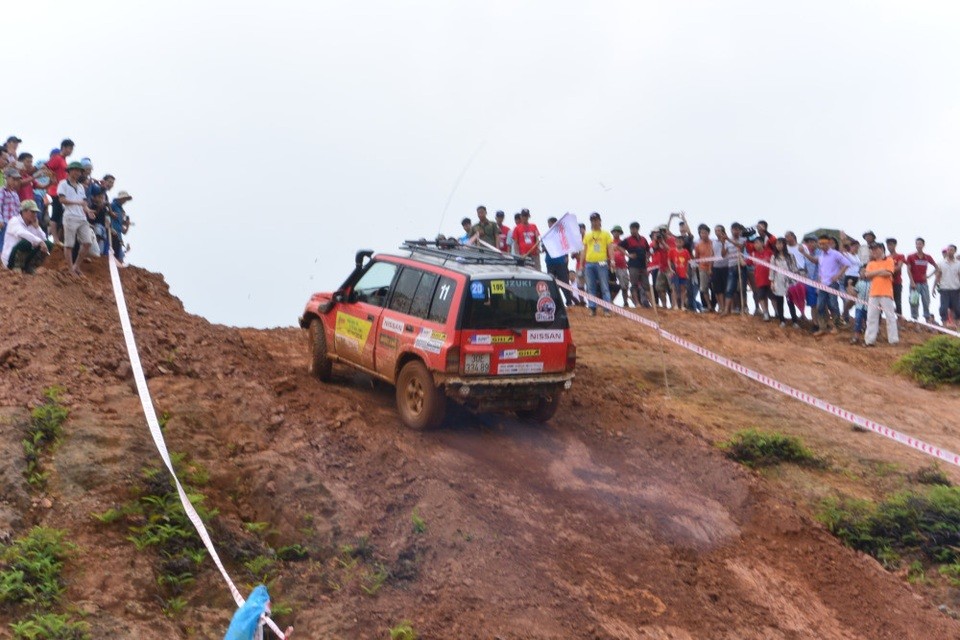 Hình ảnh xe ô tô đua địa hình Suzuki Vitara 1.6L vượt qua dốc cao trơn trượt