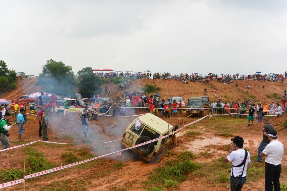 Hình ảnh xe ô tô đua địa hình Land Cruiser bị mắc kẹt trong hố bùn