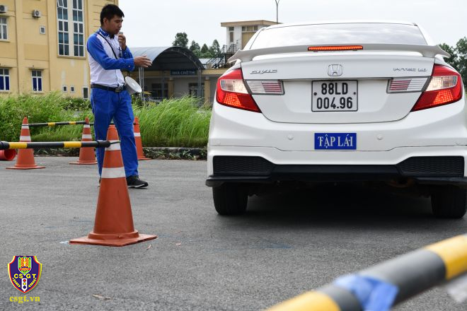 Thực hành bài tập tiến lùi rích rắc, một kỹ năng quan trọng trong lái xe ô tô an toàn