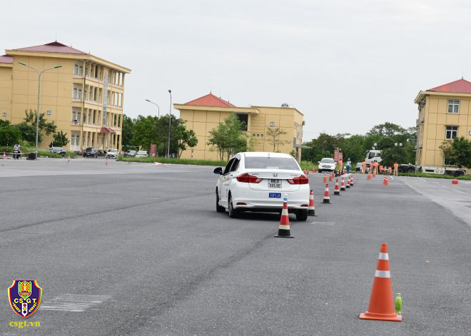 Học viên CSGT thực hành phanh phản xạ và tránh chướng ngại vật để tăng cường kỹ năng lái xe ô tô an toàn