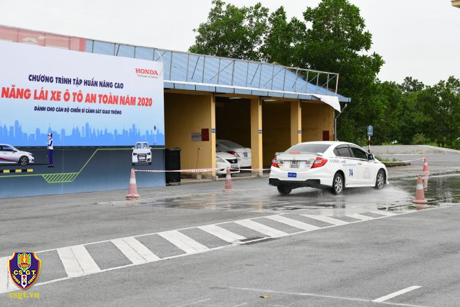 Ô tô thực hiện bài tập trên sa hình trong buổi tập huấn kỹ năng lái xe ô tô an toàn