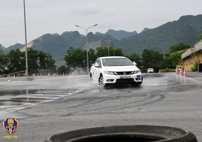Thực hành kỹ năng phanh gấp trên các địa hình khác nhau trong tập huấn lái xe an toàn