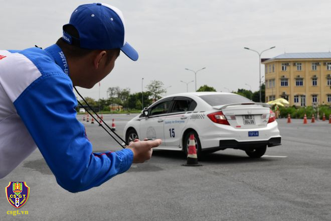 Huấn luyện viên hướng dẫn học viên các thao tác cần thiết để nâng cao kỹ năng lái xe ô tô an toàn
