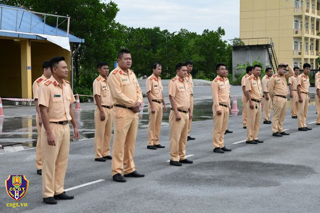 Học viên thực hành kỹ năng phanh trên đường trơn trượt để nâng cao kỹ năng lái xe ô tô an toàn