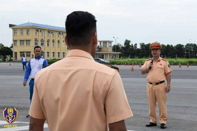 CSGT tập huấn nâng cao kỹ năng lái xe ô tô an toàn cho cán bộ dẫn đoàn