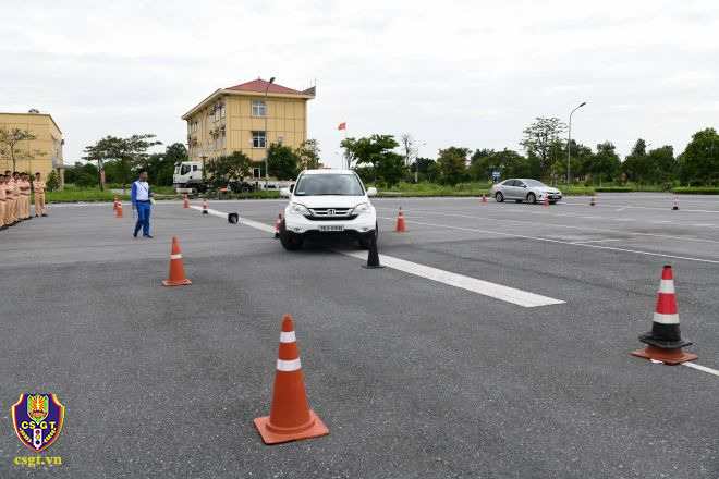 Các học viên chăm chú theo dõi hướng dẫn về kỹ năng lái xe ô tô an toàn