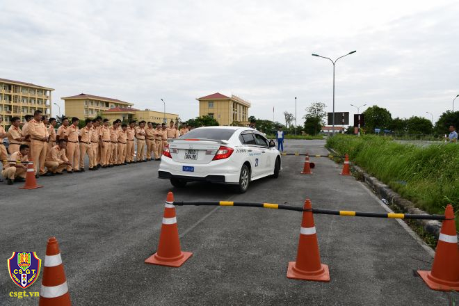 Quan sát và điều chỉnh khi thực hiện bài tập tiến lùi trong quá trình rèn luyện kỹ năng lái xe ô tô an toàn