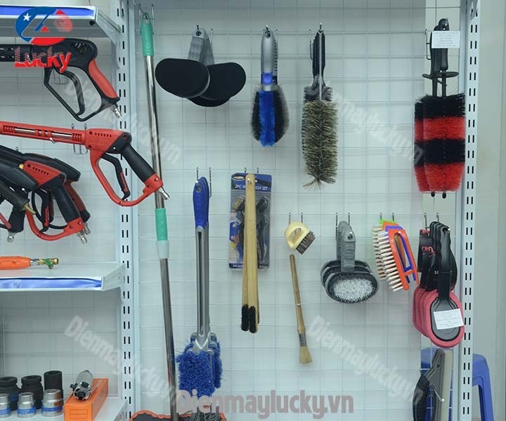Các dụng cụ hỗ trợ vệ sinh ngoại thất cho xe ô tô