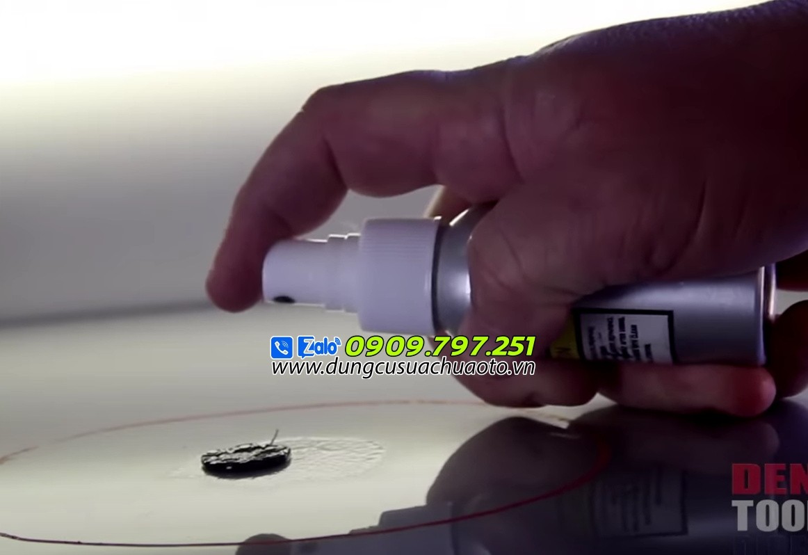 Xịt cồn để gỡ keo sau khi sửa vết móp