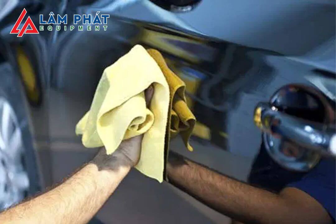 Cách tẩy vết sơn trên xe ô tô an toàn và hiệu quả