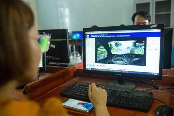 Học lý thuyết lái xe ô tô trực tuyến và trực tiếp theo quy định mới