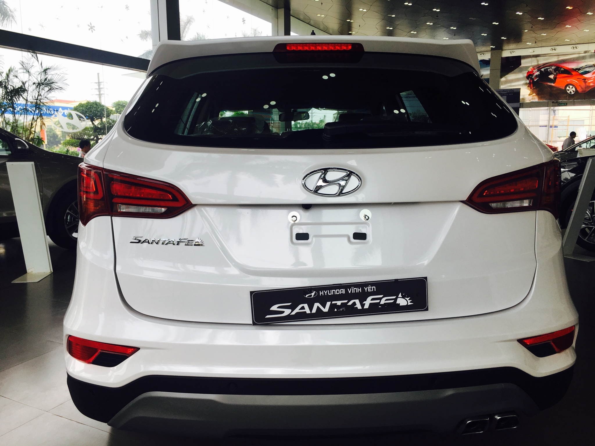 Đuôi xe Santa Fe màu trắng, thiết kế thể thao và sang trọng
