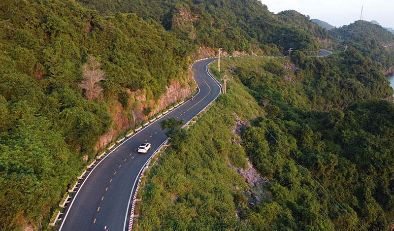 Đường ven biển Cát Bà