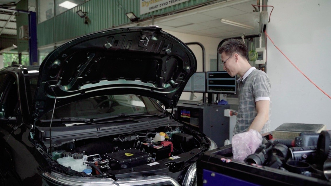 Máy test xe ô tô Dyno đang kiểm tra hiệu suất VinFast VF e34