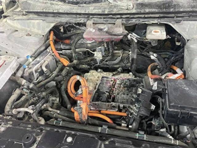 Khoang động cơ phía trước của xe ô tô điện bị cháy sau sự cố khi đang sạc