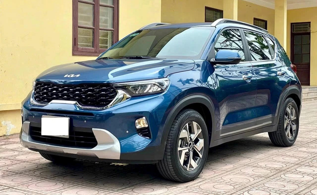 Kia Sonet trắng với lưới tản nhiệt mũi hổ đặc trưng
