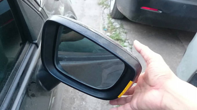 Lắp nẹp bảo vệ chống trộm gương xe ô tô