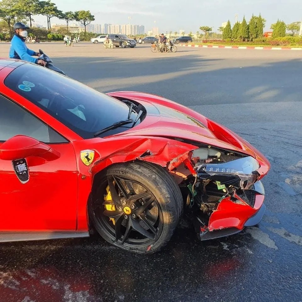 Phần đầu xe ô tô Ferrari bị hư hỏng nặng sau va chạm