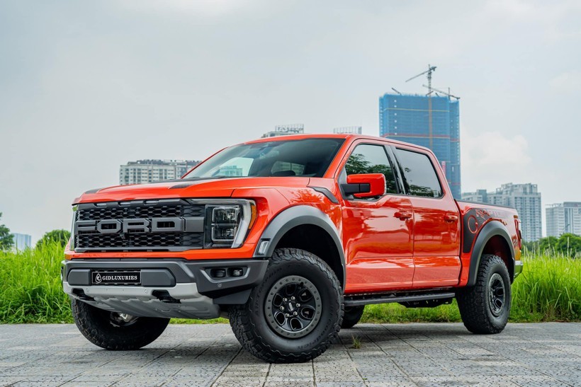 Hình ảnh chiếc Ford F-150 Raptor màu xanh đỗ trên địa hình đá