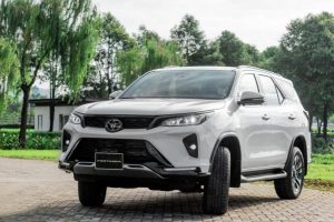 Hình ảnh xe ô tô 7 chỗ nhập khẩu Toyota Fortuner Legender màu trắng