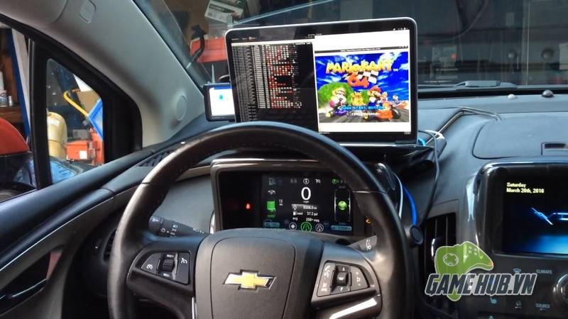 Hệ thống Raspberry Pi và bảng mạch kết nối với cổng OBDII của xe Chevrolet Volt