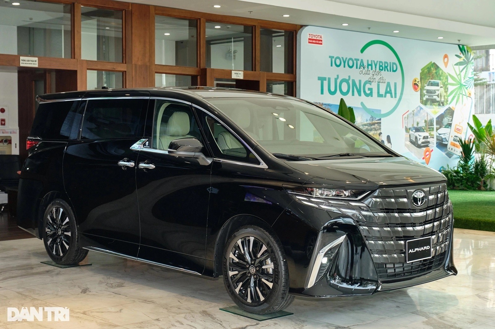Toyota Alphard được nhập khẩu nguyên chiếc từ Nhật Bản