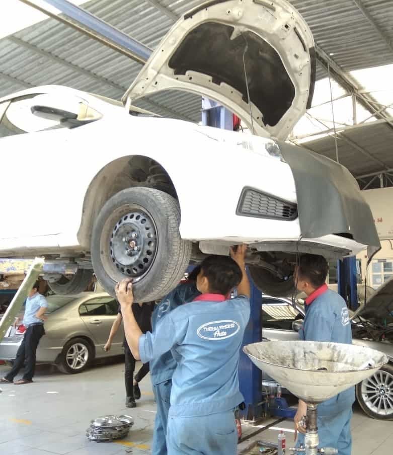 Kỹ thuật viên kiểm tra các bộ phận hệ thống lái xe ô tô