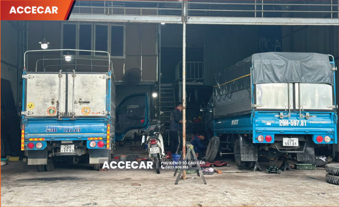 xe tải đang được cứu hộ