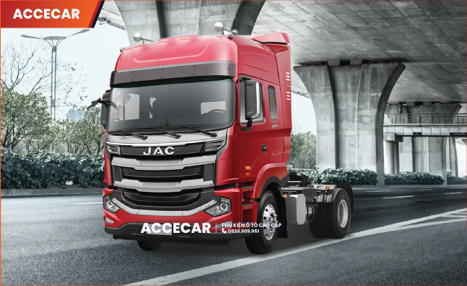 kỹ thuật viên VTRUCK kiểm tra động cơ xe tải