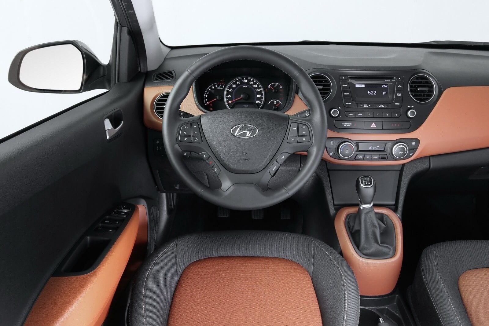 Ghế bọc da sang trọng trong xe ô tô số tự động i10