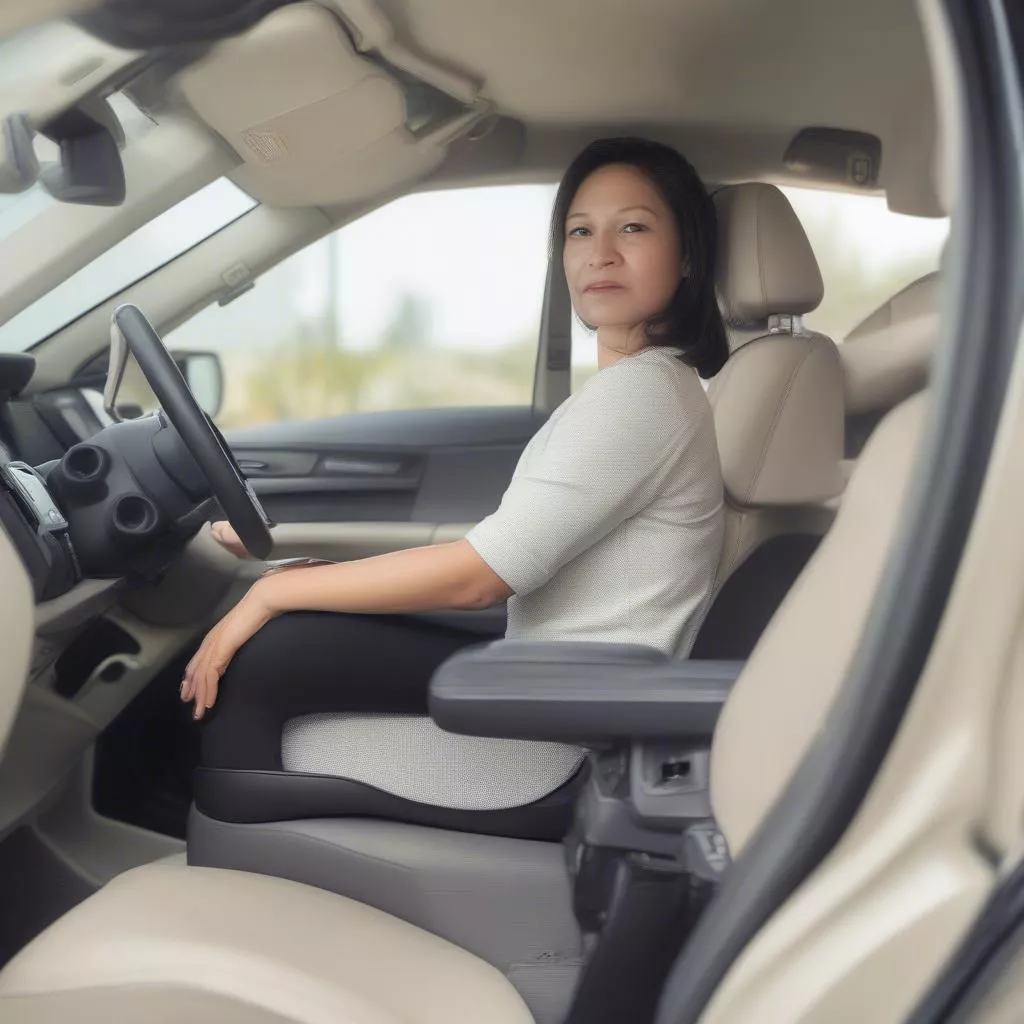 Hình ảnh mô tả ghế lái ô tô có thể điều chỉnh độ cao giúp người chân ngắn lái xe thoải mái