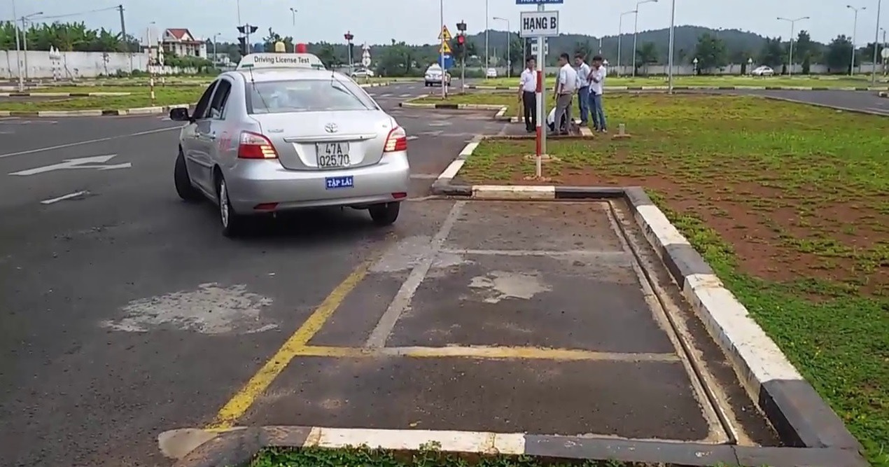 Kỹ thuật ghép xe ngang vào chỗ đỗ khi học thực hành lái xe ô tô