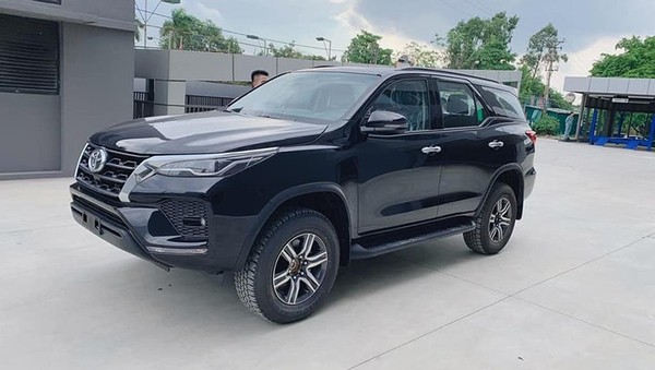 Xe Toyota Fortuner màu đen mạnh mẽ và sang trọng