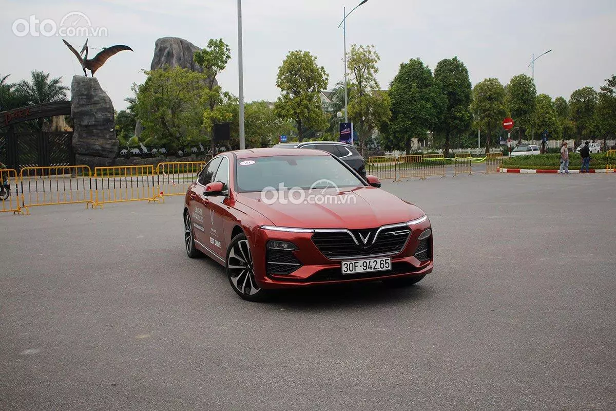 Giá xe VinFast LUX A2.0 mới nhất.