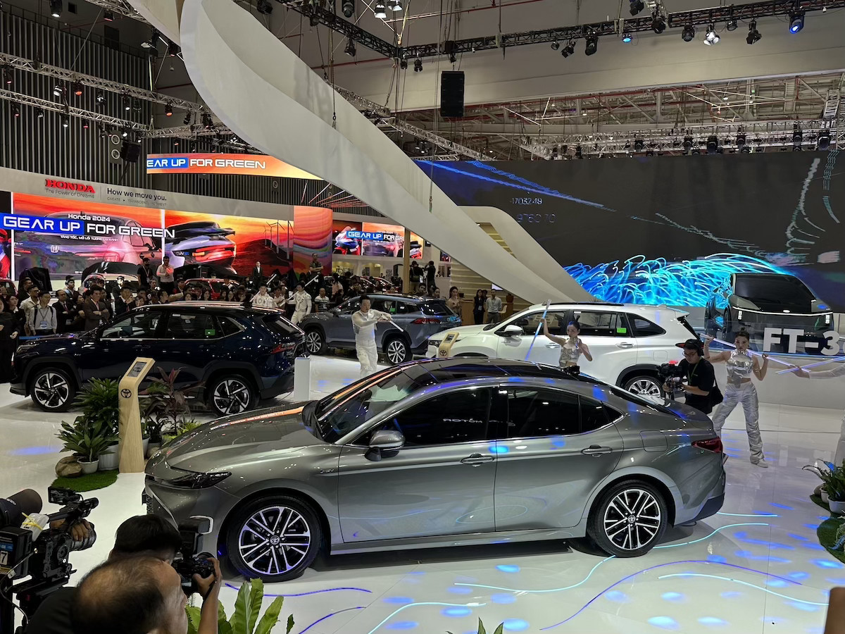 Toyota Camry Hybrid 2024 mới nhất tại gian hàng VMS