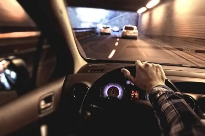 Duy trì khoảng cách an toàn với xe ô tô vừa vượt